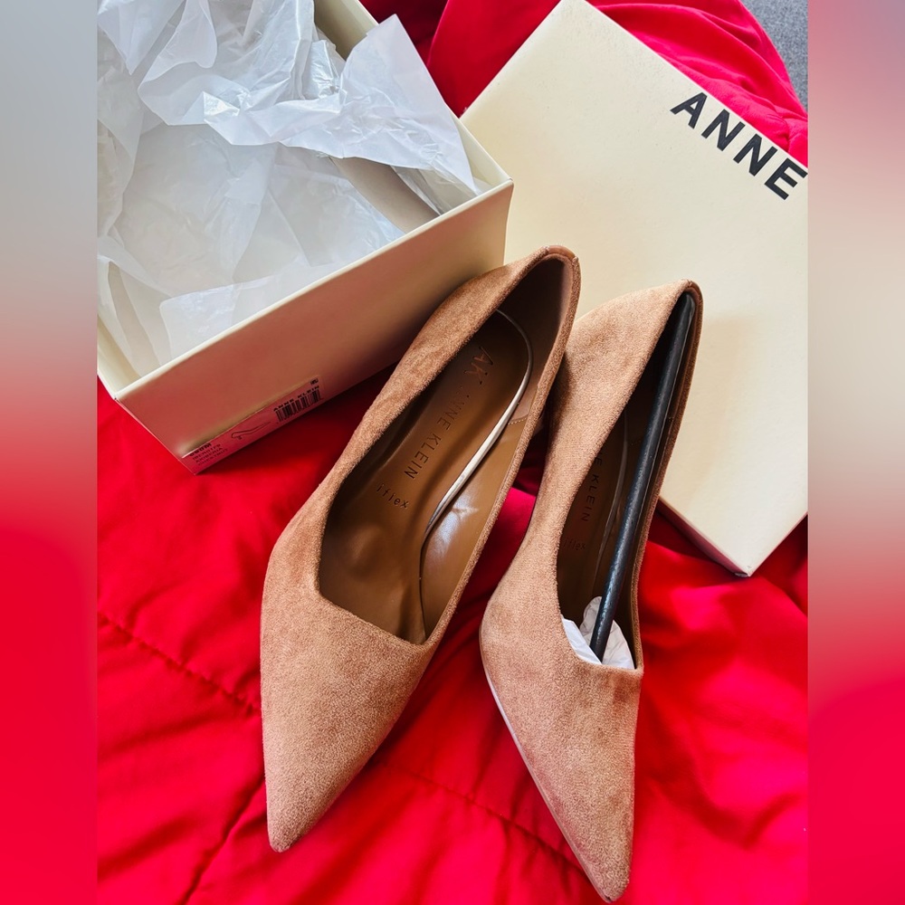 Anne Klein Women's Tan Suede Heels